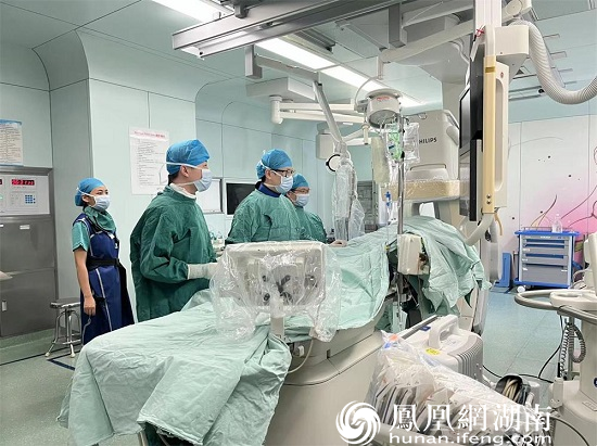 11月25日，常德一医心血管内科副主任郭宁和团队为杨先生进行急诊手术。