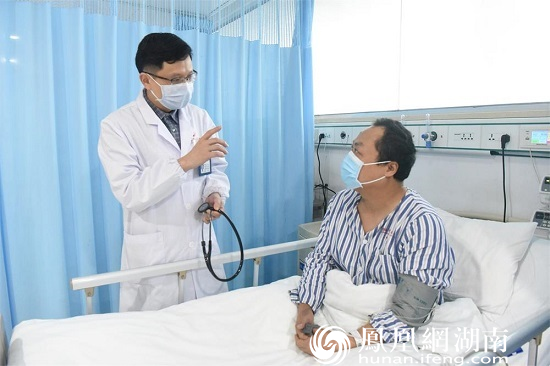 11月28日，常德一医心血管内科副主任郭宁查看杨先生并进行健康宣教。杨先生胸痛症状已消失，各方面恢复良好。