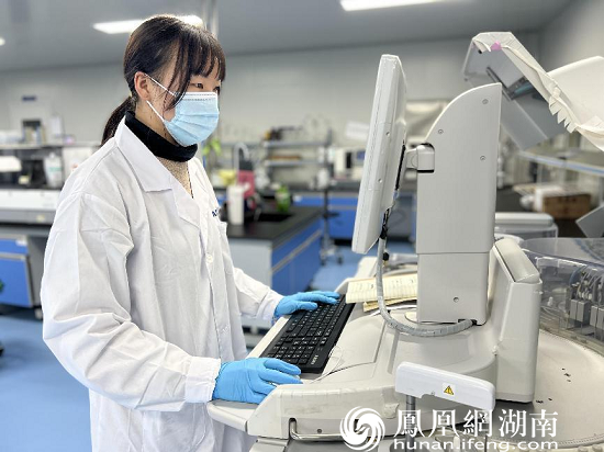QC检验员在检测生产的试剂。