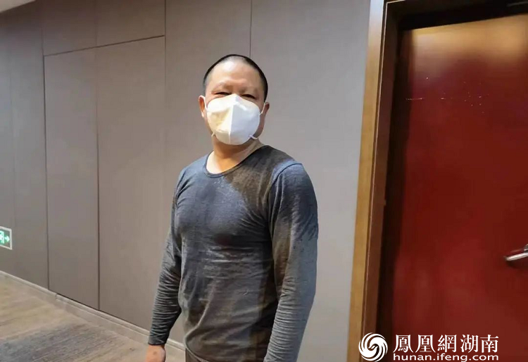 脱下战袍内衣早被汗水浸透