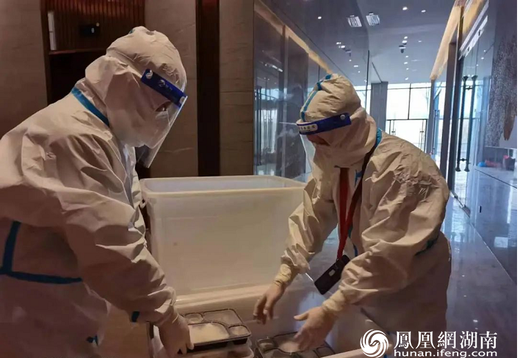 志愿者在清点隔离人员的盒饭