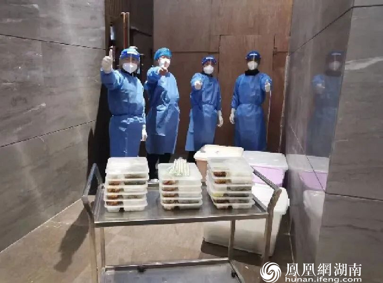 送餐前相互鼓劲加油