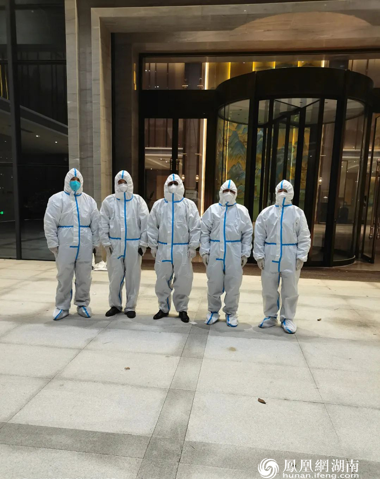 志愿者抗疫合影