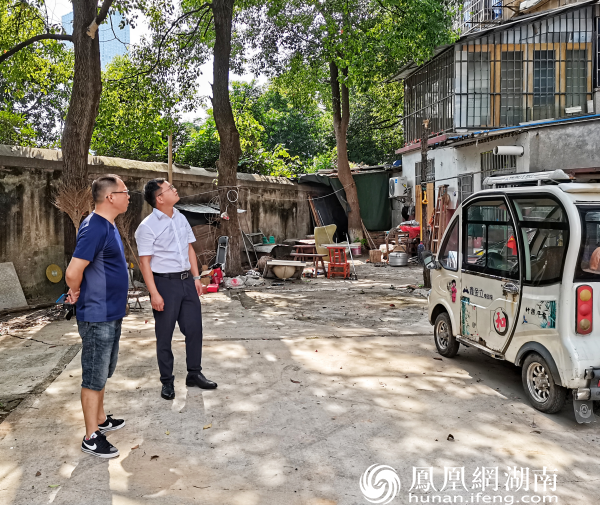 （拆违前，泉塘街道党工委副书记、办事处主任李志明（右一）、丁家岭社区党总支书记陈建（左一）多次到违建现场指导、督促拆违工作。）