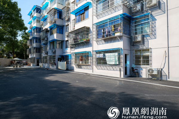 （违建拆除后，小区改造顺利推进直至完成，居民生活更宜居。）