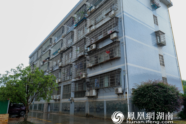 （加装电梯前，居民上下楼非常不便。）