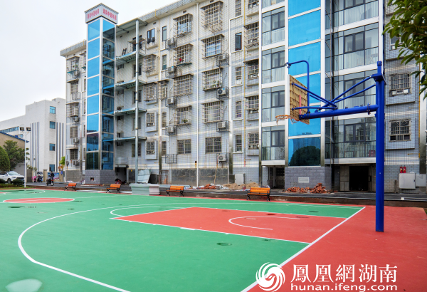 （加装电梯后，居民的幸福感进一步提升。）