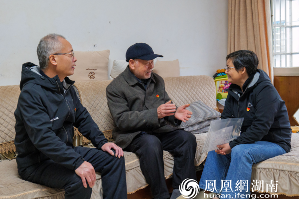 （改造前，卢湘辉（右一）和五七九处党办主任王建武（左一）到老党员黄星甫（中）家中听取意见和建议。）