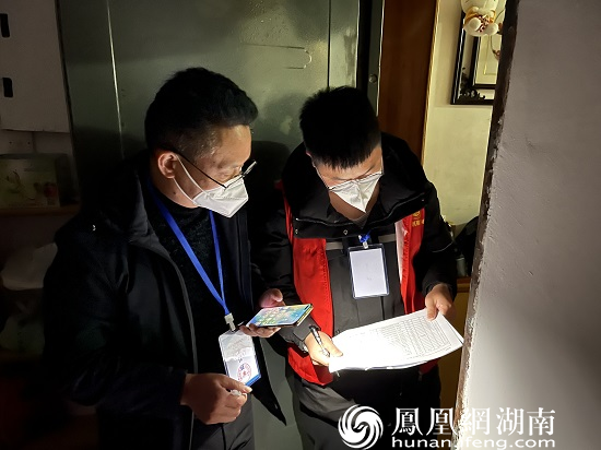 党员志愿者入户登记核酸检测情况