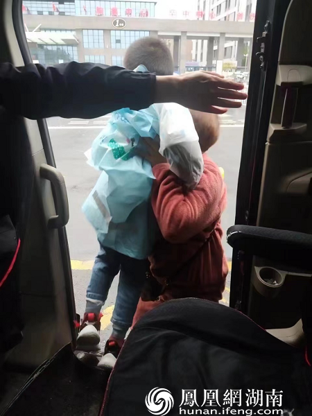 护送群众去医院