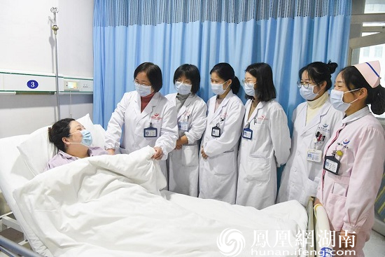 11月30日，常德一医产科主任袁淑珍与科室医护人员查看产妇，产妇术后恢复良好