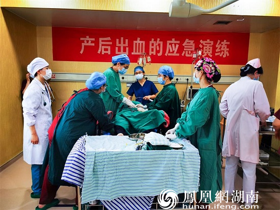 &nbsp; &nbsp;手术前后，产科医护人员、麻醉师、手术室护士、助产士、新生儿科医生均密切配合，各司其职。整个救治过程无缝衔接、争分夺秒，产妇从17时32分进入产科病房到17点40分进入手术室，用时仅8分钟。