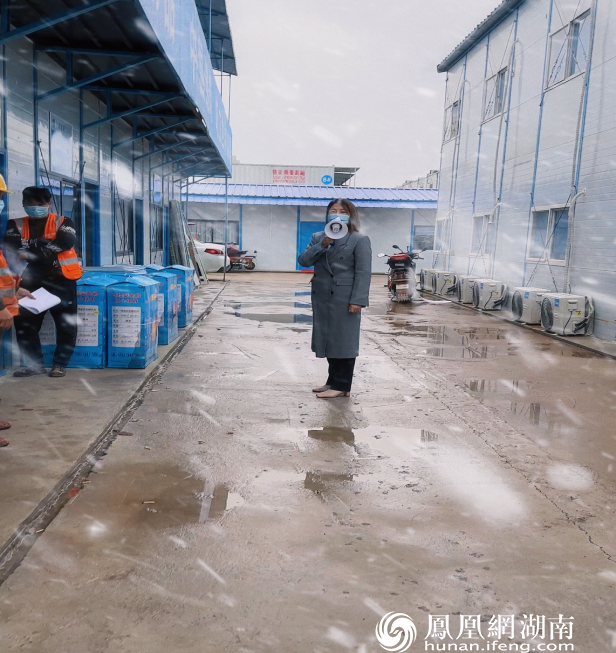 银行柜台进工地 暖心服务解“烦薪”——建行马栏山支行联合中建五局三公司安装分公司走近农民工活动