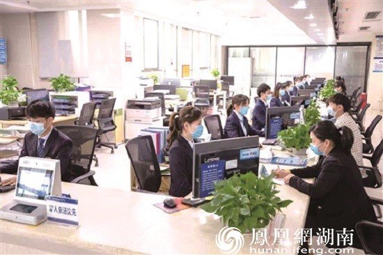 武陵区政务服务中心综合受理窗口以专业化服务方便群众办事