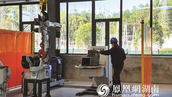 长沙立诚机械智能制造生产基地新厂房内，工人正在数字化专业生产线内熟练地操作着。王箫 摄