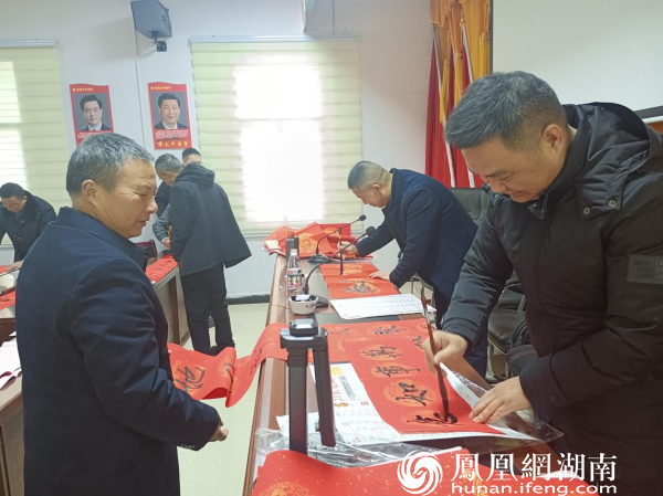 邵东斫曹乡：义务送春联 墨香暖人心