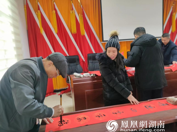 邵东斫曹乡：义务送春联 墨香暖人心