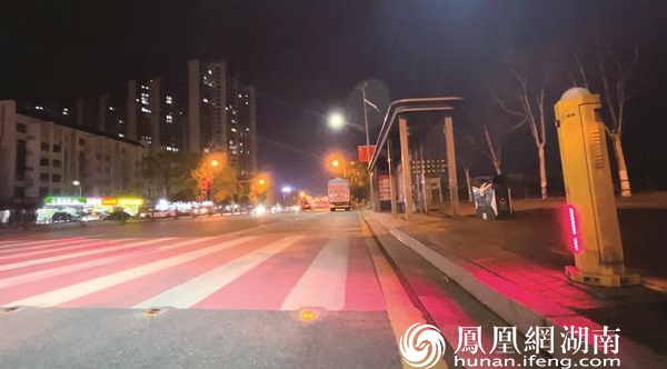 “智慧”斑马线旁还装有语音提示柱，提醒来往行人遵守交通规则。图为语音提示柱。文雅丽 摄