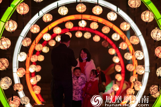 田汉文化园灯光展，游客们拍下幸福的新年合影。