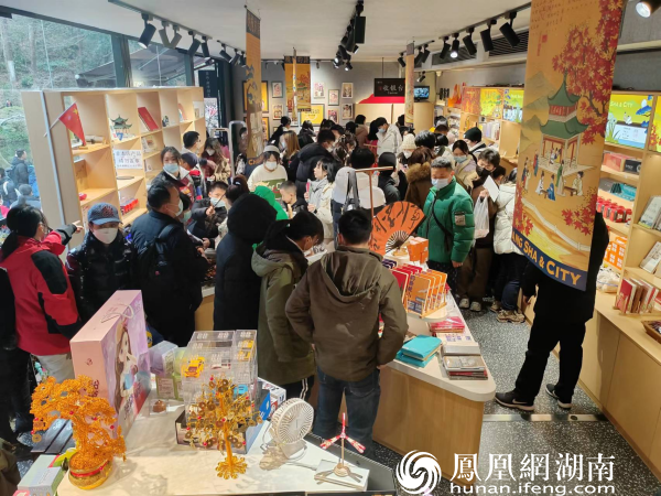 长沙非物质文化遗产馆内，非遗文创展及乐玩非遗惠民非遗体验活动，吸引了大批游客。