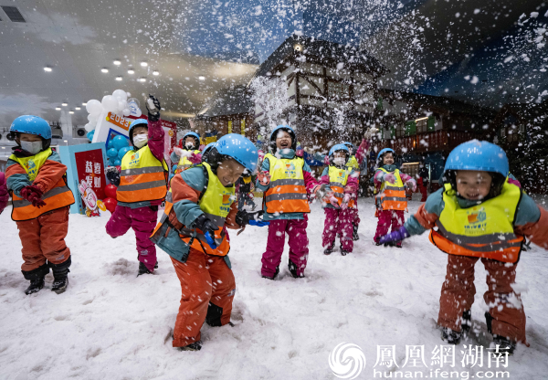 春节假期，湘江欢乐城欢乐雪域迎来客流高峰，各地游客齐聚于此，感受冰雪世界的无限魅力。