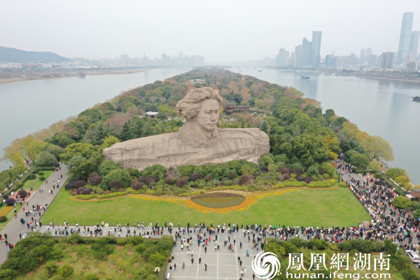 春节假期，截至1月27日14时，橘子洲景区共接待游客36.1万人次，较去年同期增长211%。