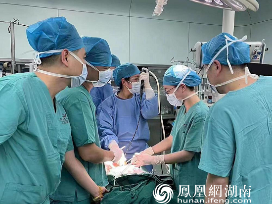 医生用纤支镜取异物