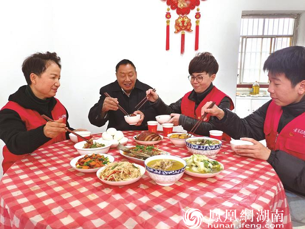 除夕，长沙县志愿者们与独居老人一起吃团年饭，让老人吃出幸福味。县文明办供图