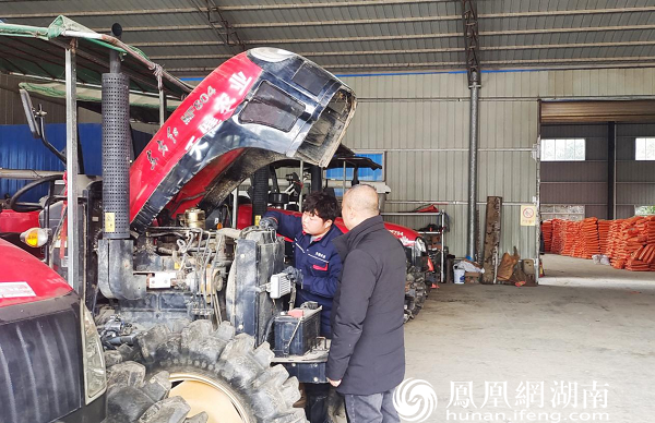 00后农人陈博扬在检修农机设备。杨源 摄