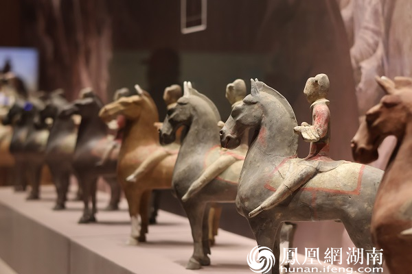 陶骑兵俑（汉，马通长63厘米，骑俑高23厘米，通高68厘米，陕西省咸阳市杨家湾西汉墓出土，咸阳博物院藏）