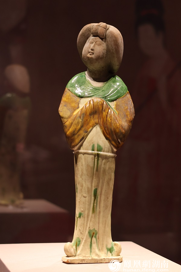 三彩女立俑（唐，高42厘米，陕西西安市郊区出土，陕西历史博物馆藏）