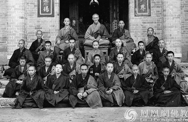 图为1957年夏,虚云老和尚与云居山真如禅寺佛学研究舍全体师生合影,第一排左三为一诚长老,第三排右一为传印长老、右三为绍云长老,第四排左一为海灯长老。(图片来源:云居山真如禅寺提供)