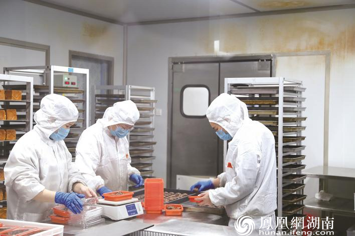 天辰央厨甜点烘焙中心内，工作人员正在加工甜点食品。 易旭 摄