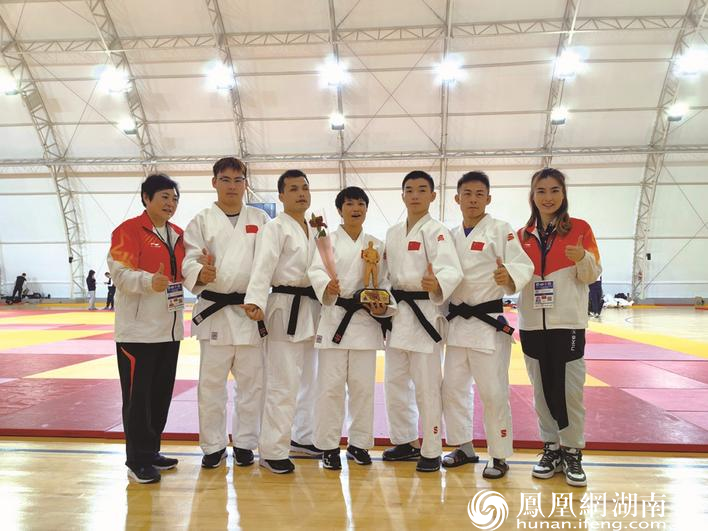 史怡婕（中）在比赛过后和中国盲人柔道队队员合影。县残联供图