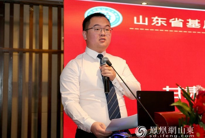甘肃神康医药科技有限公司副总经理卫垚介绍甘肃药业集团发展情况 钱超彤 摄