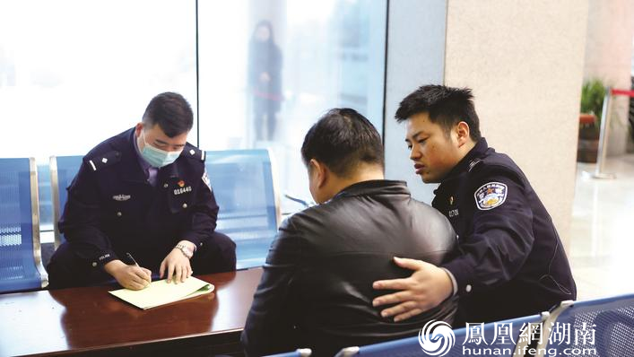 黄兴镇居民赵铭（化名）遭遇炒股骗局被反诈民警及时提醒，避免了更大损失。盛磊 摄