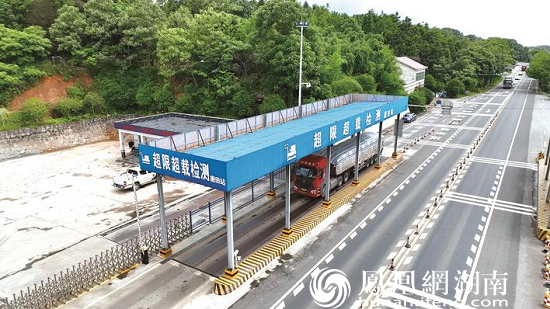 货车进站接受超载超限检测。县治超办供图