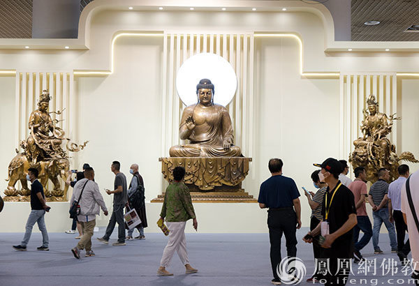 展区正中的主佛面带微笑俯瞰众生，安详静美。（图片来源：凤凰网佛教文化 摄影：究善法师）