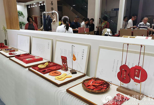 小小的一枚香包蕴含了传统的刺绣工艺、香文化、节日文化、祈福文化（图片来源：凤凰网佛教文化 摄影：倪照清）