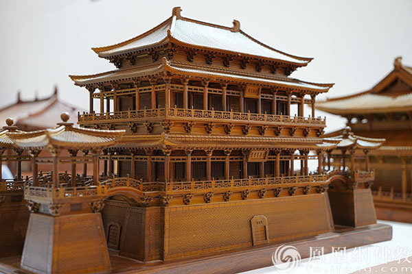 展区内的寺院建筑模型庄严大气（图片来源：凤凰网佛教文化 摄影：孟和德力根）