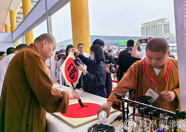 通讯员张晓丽佳作｜厦门佛事展除了佛事用品，还有一道靓丽风景线