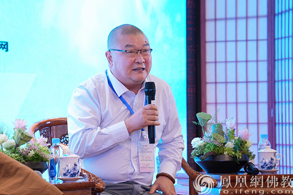 对话嘉宾：中国人民大学哲学院教授、国际佛学研究中心主任、中国生命关怀协会心性关怀工作委员会主任委员魏德东（图片来源：凤凰网佛教文化 摄影：王子轩）
