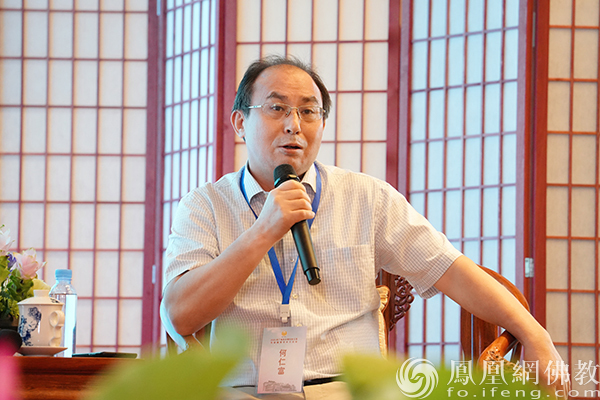 对话嘉宾：清华大学哲学博士、浙江传媒学院马克思主义学院教授、生命学与生命教育研究所所长何仁富（图片来源：凤凰网佛教文化 摄影：王子轩）