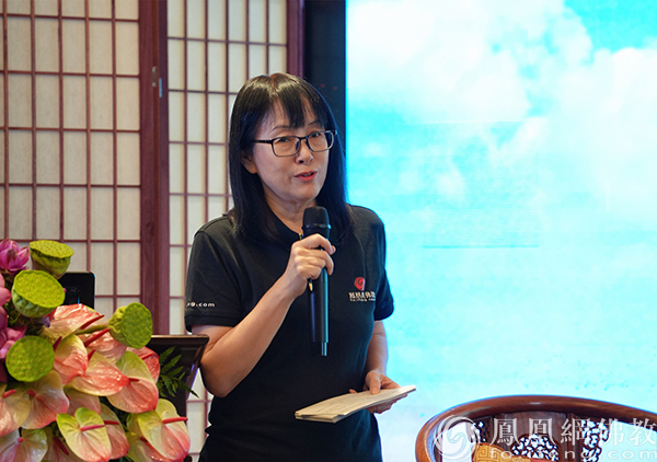 主持人：凤凰网佛教文化、十网愿总编辑崔明晨（图片来源：凤凰网佛教文化 摄影：王子轩）