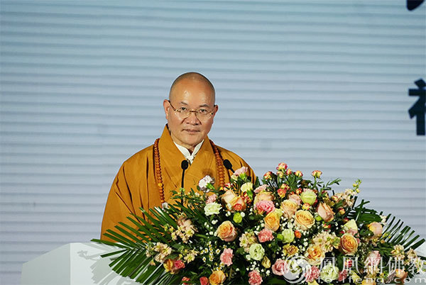 福建省佛教协会常务副会长、福州开元寺方丈本性法师作主旨发言