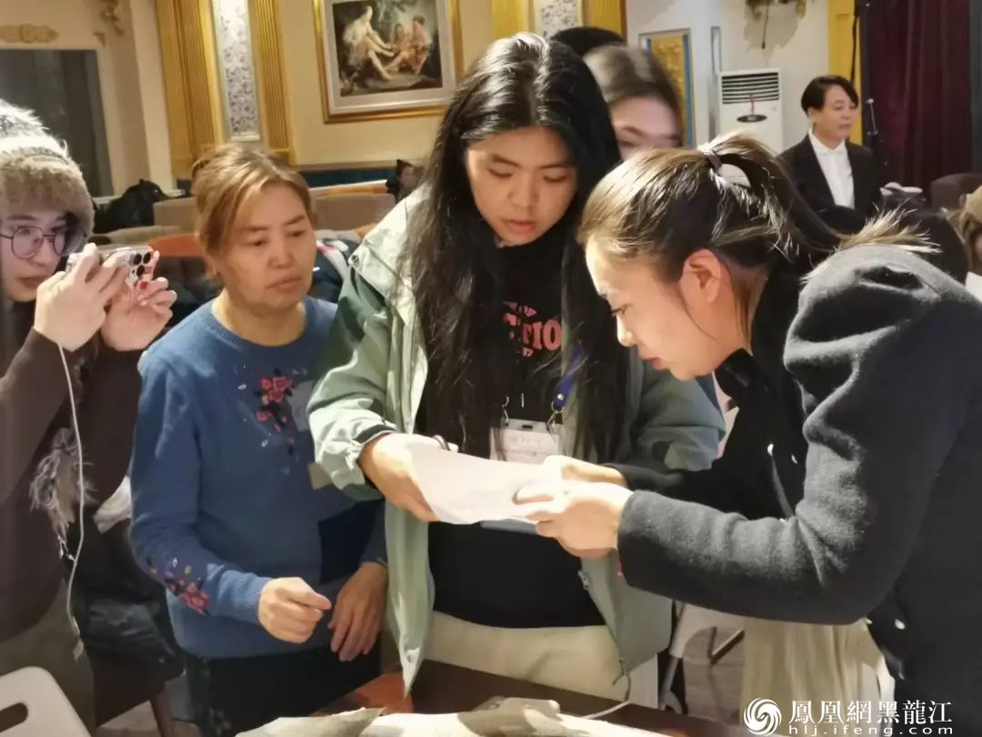 百名港澳台侨学生在松雷中央大街非遗基地体验赫哲族鱼皮技艺——清澈的爱，只为中国；非遗的美，看我赫哲