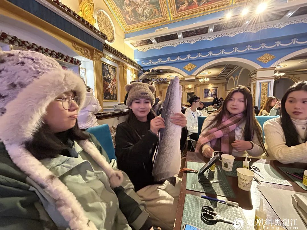 百名港澳台侨学生在松雷中央大街非遗基地体验赫哲族鱼皮技艺——清澈的爱，只为中国；非遗的美，看我赫哲