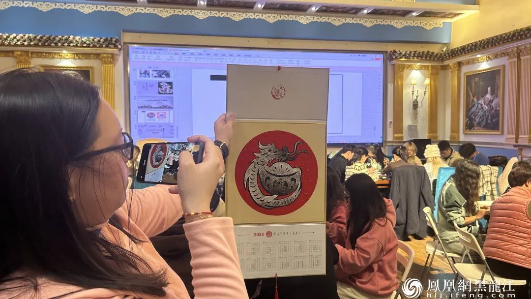 百名港澳台侨学生在松雷中央大街非遗基地体验赫哲族鱼皮技艺——清澈的爱，只为中国；非遗的美，看我赫哲