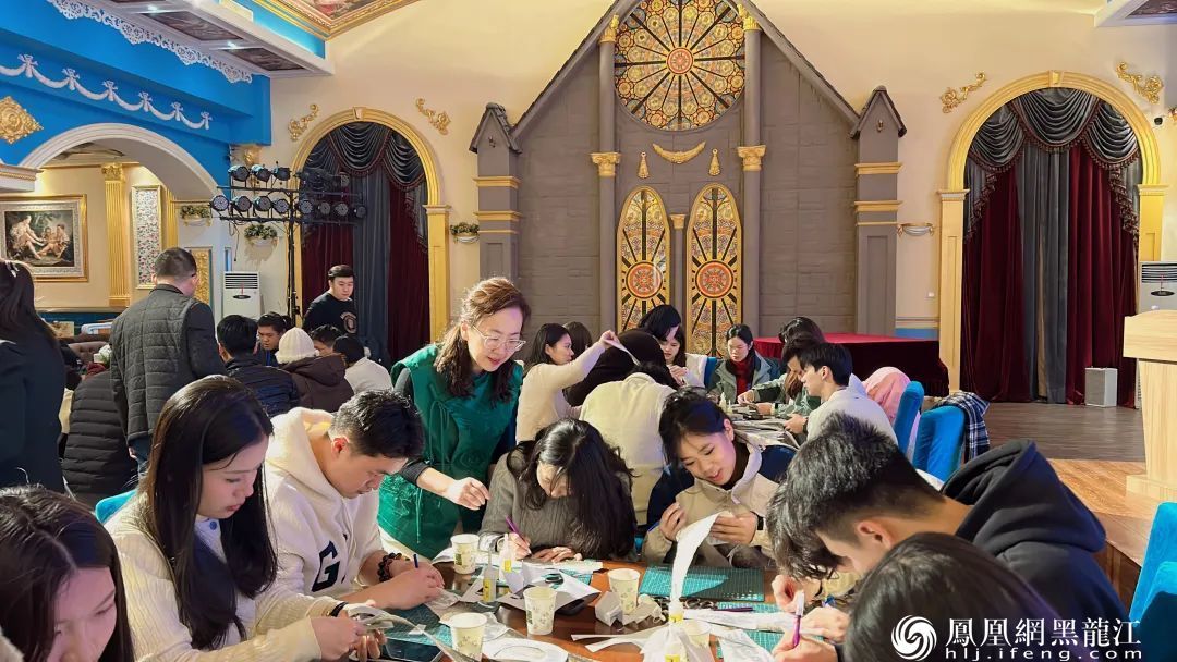 百名港澳台侨学生在松雷中央大街非遗基地体验赫哲族鱼皮技艺——清澈的爱，只为中国；非遗的美，看我赫哲