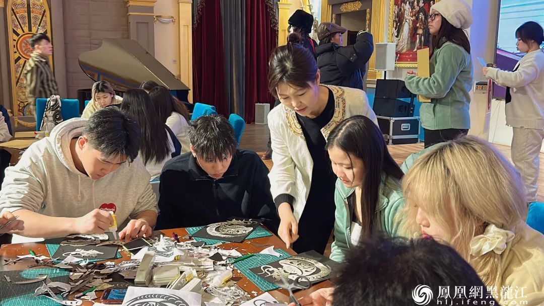 百名港澳台侨学生在松雷中央大街非遗基地体验赫哲族鱼皮技艺——清澈的爱，只为中国；非遗的美，看我赫哲